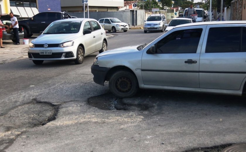 Em Maceió, chuvas causam transtornos e prejudicam serviços de tapa-buraco