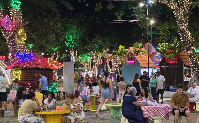Abertura da Vila Encantada reúne centenas de famílias no Parque do Centenário