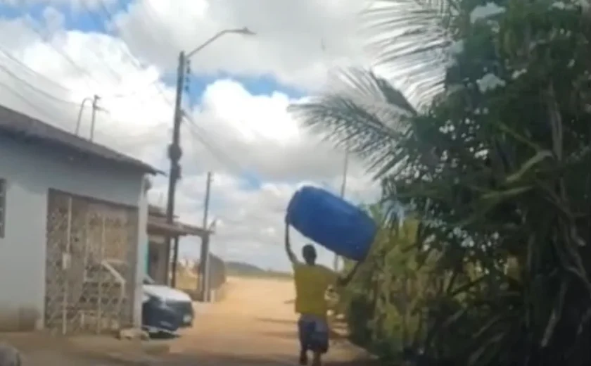 Moradores flagram homem carregando objetos suspeitos em rua de Arapiraca