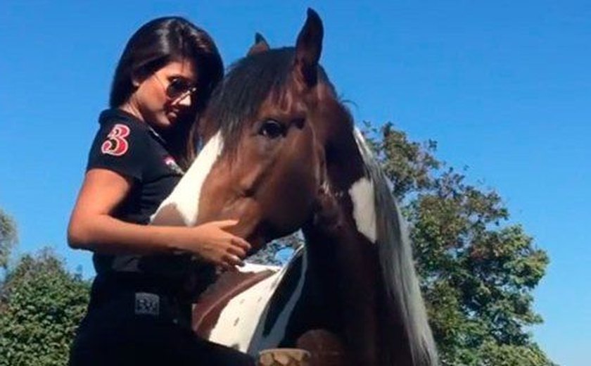 Paula Fernandes faz declaração de amor para cavalo e vira piada na web