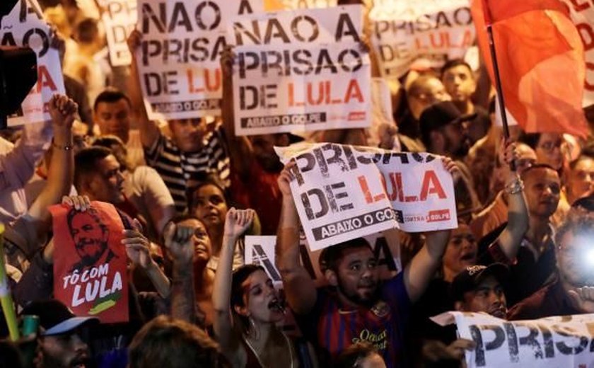 Manifestantes ocupam ruas em torno do Sindicato dos Metalúrgicos em apoio a Lula
