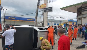 Após manobra irregular, caminhonete provoca acidente com Ecosport e tomba no Farol