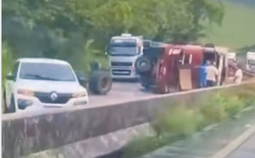 Carreta tomba na BR-101 e provoca retenção em trecho de Flexeiras
