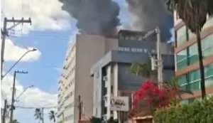 Hotel é evacuado às pressas após incêndio atingir cobertura em Cruz das Almas e direção emite nota oficial