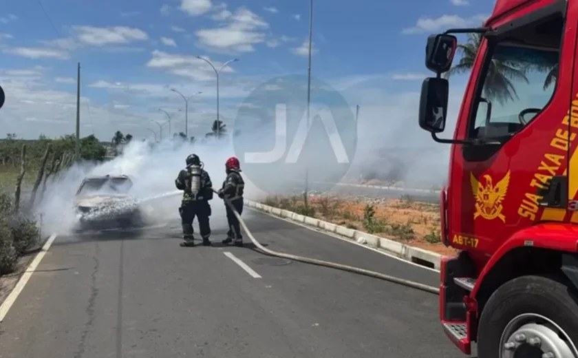 Carro pega fogo e é destruído por chamas em via do bairro João Paulo II, em Arapiraca
