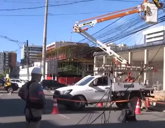 Poste tomba e bloqueia trânsito em rua movimentada na Jatiúca