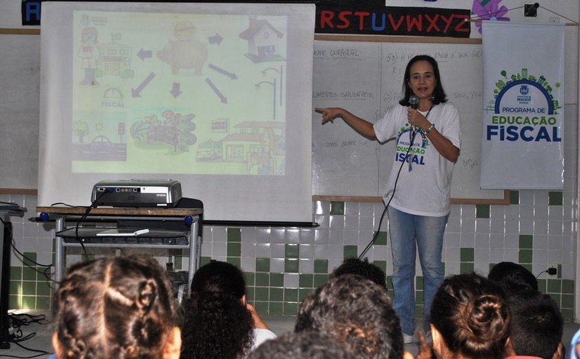 Oficina de Educação Fiscal passa por escola no Clima Bom