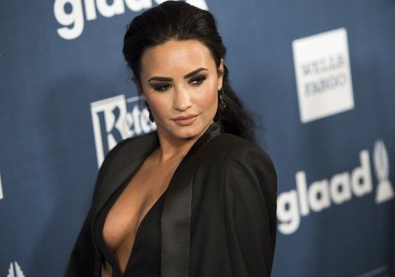 Demi Lovato sensualiza em foto antes de se apresentar no Z Festival