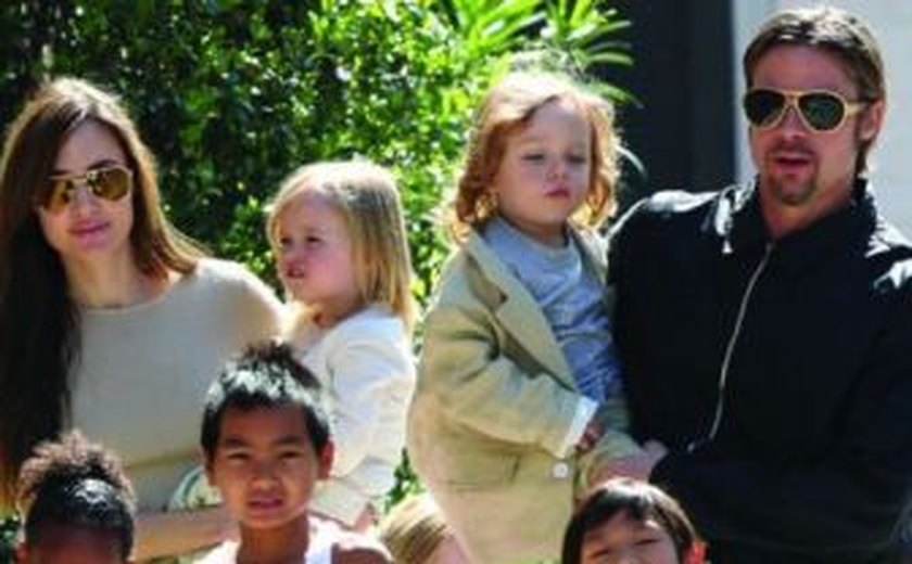 Mãe biológica quer reencontrar filha adotada por Angelina Jolie e Brad Pitt
