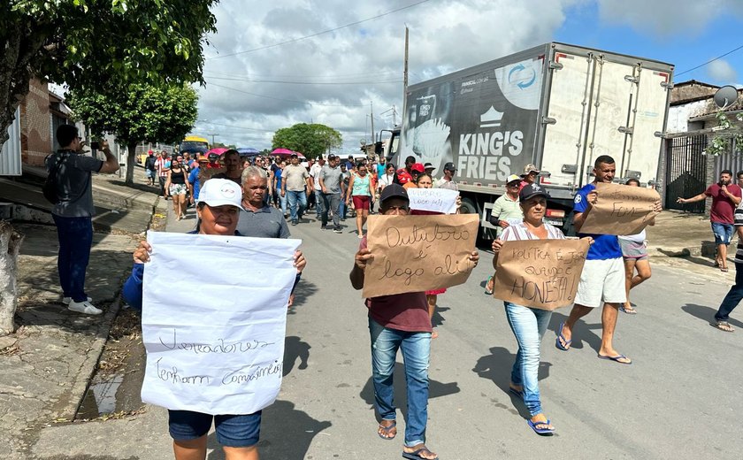 Servidores contratados protestam contra vereadores da oposição, alegando culpados pelo atraso salarial