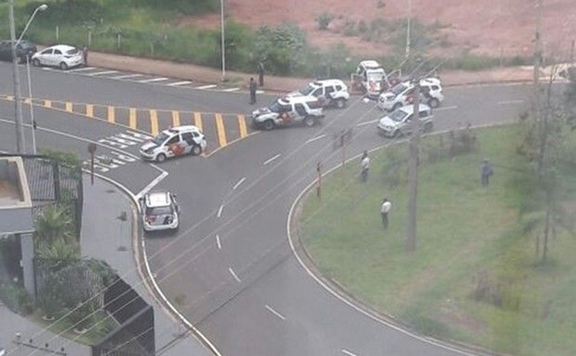 Ataque a carro-forte mobiliza polícia e fecha via em Rio Preto-SP