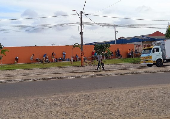 Vídeo: moradores do Conjunto Antônio Lins formam fila em escola para pegar água