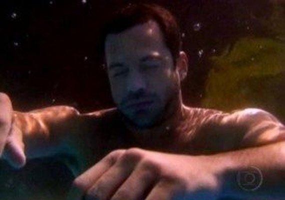 Teodora encontra Quinzé boiando na piscina após maldade de vilã, e o salva