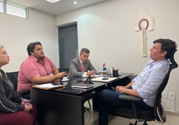 Ronaldo Medeiros vai à Seduc reivindicar obras em Inhapi
