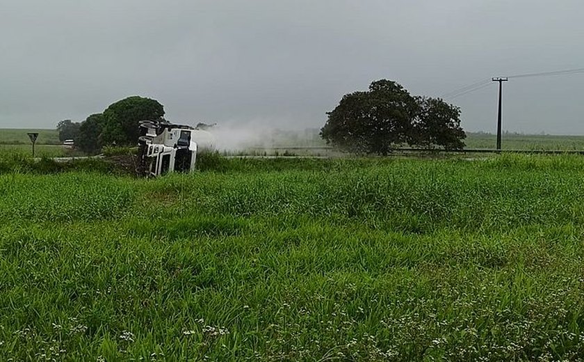 Caminhão-tanque carregado de oxigênio tomba entre as BRs- 424 e 316, em Satuba