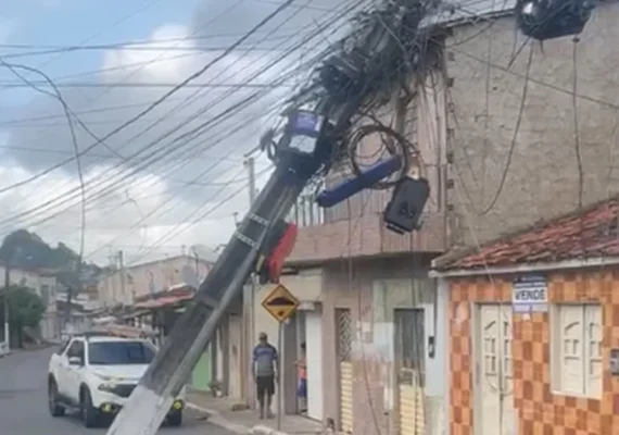 Caminhão danifica poste e deixa fiação elétrica em risco em Arapiraca