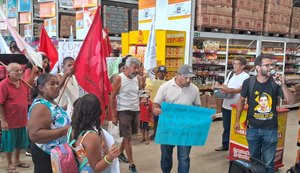 Manifestantes denunciam alta dos alimentos em supermercado na Serraria