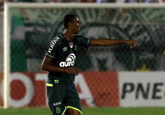 Chapeconse age rápido e compra direitos do zagueiro Luiz Otávio