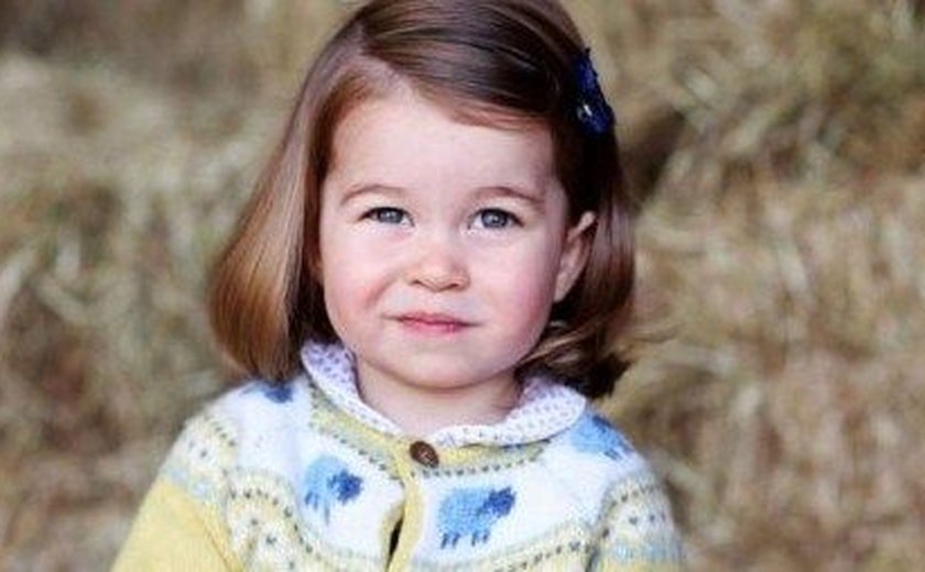 Família real britânica divulga nova foto oficial de Charlotte