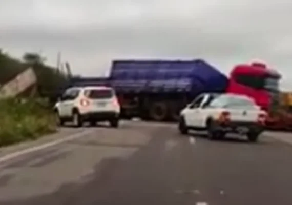 Caminhão com carga de madeira tomba na AL-220, em Arapiraca