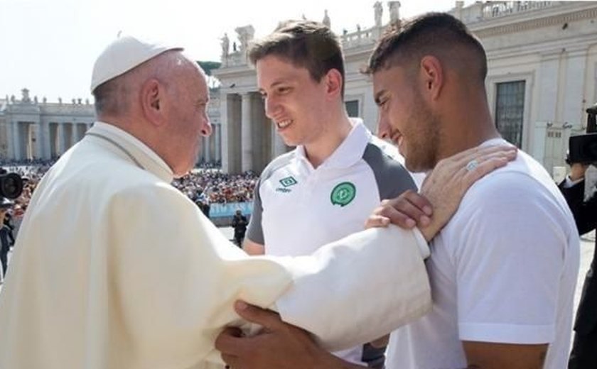 Papa Francisco recebe e abençoa time da Chapecoense no Vaticano