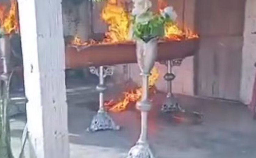 Jovem é preso após incendiar caixão de homem durante velório