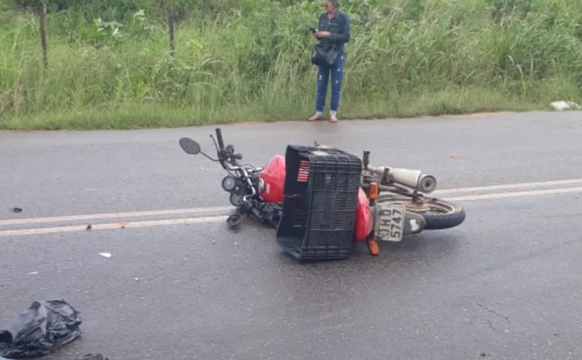 Acidente entre duas motos deixa condutor gravemente ferido