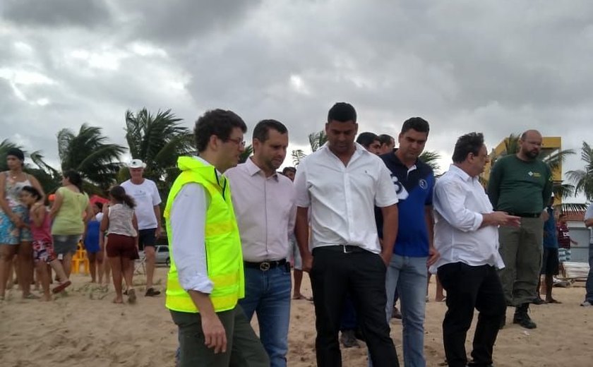 Ministro do Meio Ambiente visita praias de Japaratinga atingidas por manchas de óleo