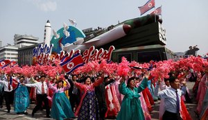 Coreia do Norte mostra mísseis, após dizer que está pronta para guerra nuclear