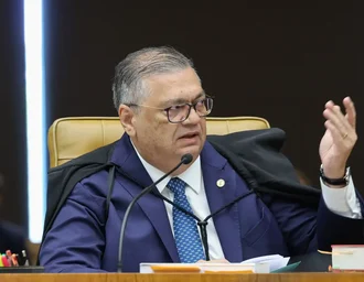 Flávio Dino pede vista de julgamento sobre Moraes e Mendonça