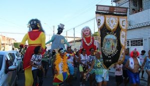 'Bonecos da Cidade' mantém vivo carnaval de rua da Ponta da Terra