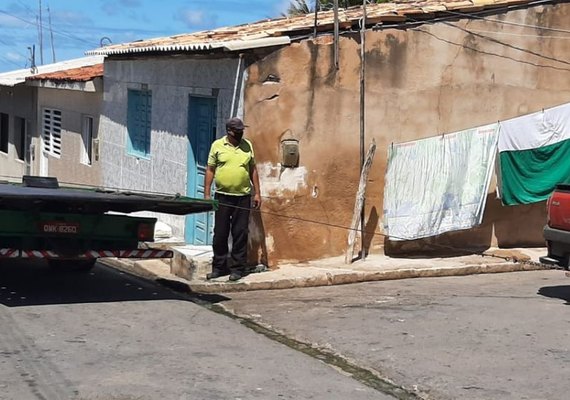 Homem escapa de blitz em Jequiá da Praia, abandona o veículo e foge