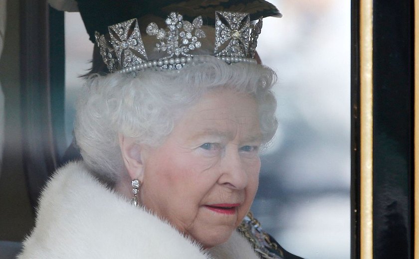 Rainha Elizabeth morreu de “velhice”, mostra atestado de óbito