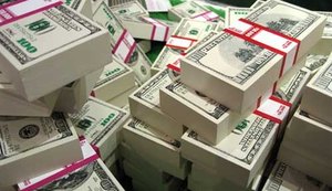 Dólar salta 1,2% com piora externa