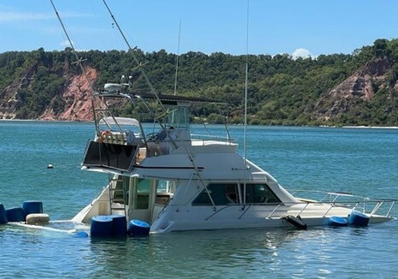 Barco do presidente da Câmara Arthur Lira afunda na Barra de São Miguel