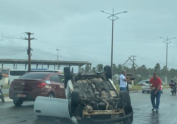 Pneu de carro estoura, motorista perde o controle, atropela pedestre e capota em seguida