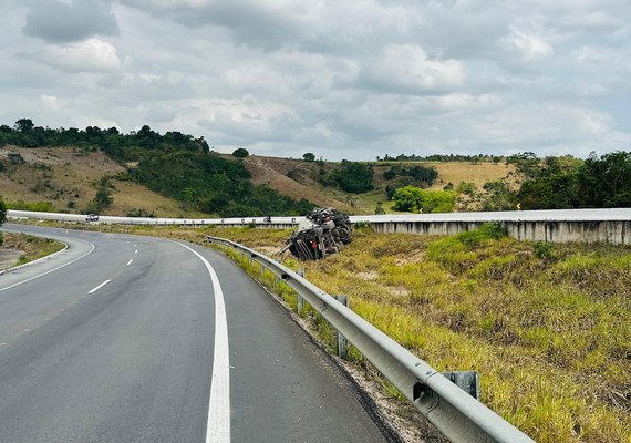 Motorista de caminhão tanque perde controle e sai da pista em Junqueiro