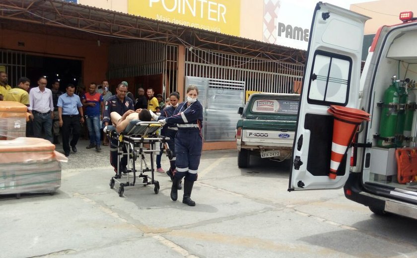 Funcionário é baleado dentro de loja durante assalto no Barro Duro