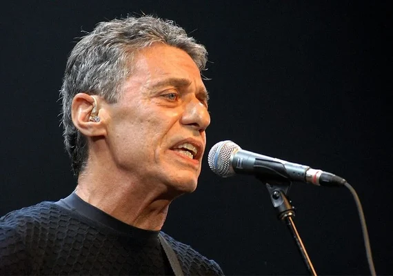 Cantor Chico Buarque é internado e passa por cirurgia no crânio
