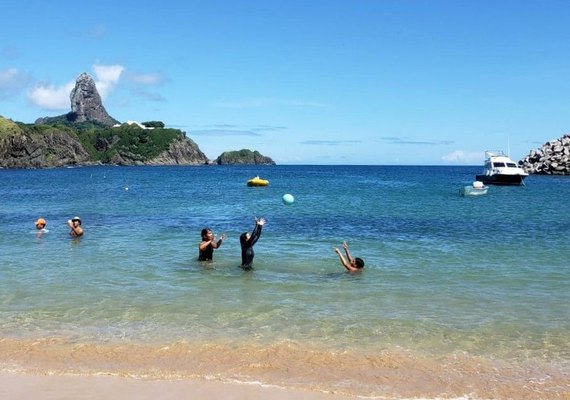 No primeiro domingo de praias liberadas, moradores de Fernando de Noronha vão para o mar