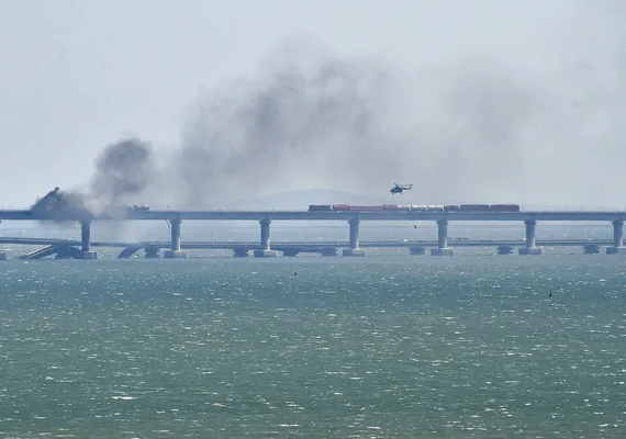 Explosões destroem parte da única ponte entre Rússia e Crimeia; russos falam em três mortos