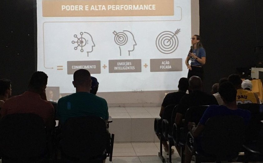 Comissão técnica e elenco do ASA participam de palestra sobre alta performance