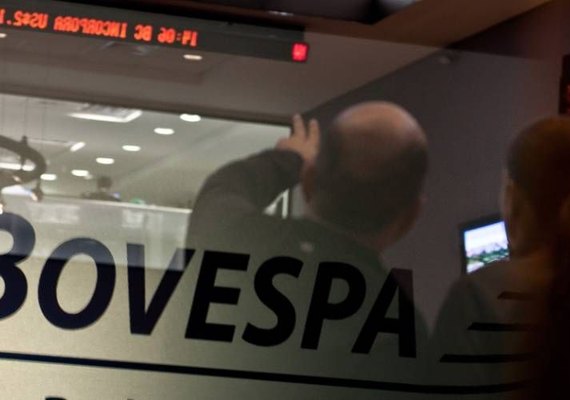 Ibovespa fecha em baixa puxado por bancos e Petrobras