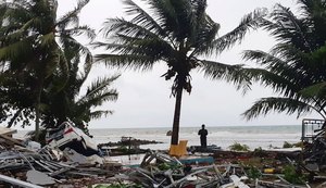 Após tsunami, Indonésia tem hospitais e necrotérios lotados