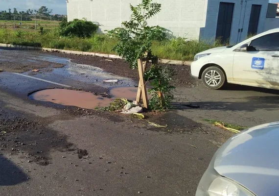 Carro que seguia do interior com 5 pessoas para consulta médica em Maceió capota após passar por buraco na AL-220