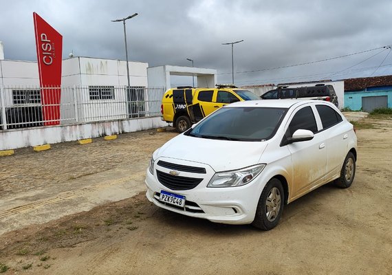 Homem tenta golpear a companheira com uma enxada e é impedido por vizinhos