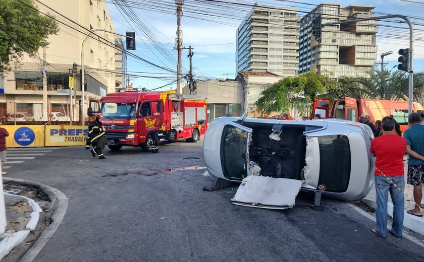 Acidente deixa mulher presa às ferragens na Pajuçara