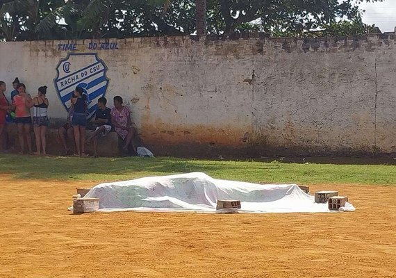 Homem é morto e amigo ferido quando assistiam a jogo de futebol