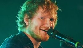 Cantor Ed Sheeran machuca o rosto com espada e a culpada é a princesa Beatriz