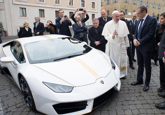 Papa Francisco ganha Lamborghini avaliado em R$ 780 mil e decide leiloá-lo